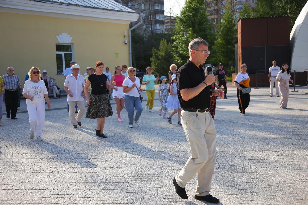 Фото Новосибирцы в Центральном парке учатся танцевать латиноамериканские танцы на день России 3